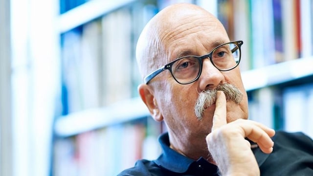 Porträt Rolf Weingartner, Mann mit Glatze und Brille und Schnauz. Porträt Rolf Weingartner, Mann mit Glatze und Brille und Schnauz.