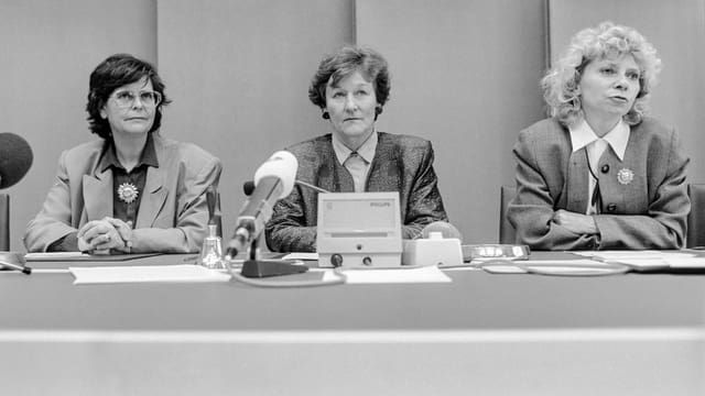 SP-Fraktionspräsidentin Ursula Mauch präsentiert Dreifuss als zweite Kandidatin neben Brunner. SP-Fraktionspräsidentin Ursula Mauch präsentiert Dreifuss als zweite Kandidatin neben Brunner.