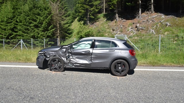 L'auto che vegniva ensi è vegni tutgà da la vart. L'auto che vegniva ensi è vegni tutgà da la vart.