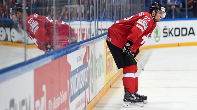 Nino Niederreiter spiegelt sich im Plexiglas Nino Niederreiter spiegelt sich im Plexiglas