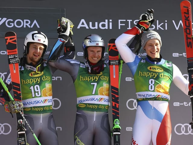 Drei Jahre nach seinem Debüt fährt Odermatt im Weltcup zum ersten Mal auf das Podest. In seiner Paradedisziplin Riesenslalom fährt er in Kranjska Gora hinter Henrik Kristoffersen und Rasmus Windingstad auf Rang 3.