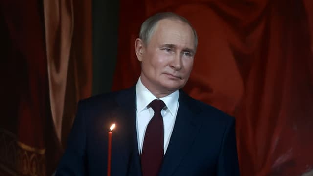 Putin zeigte sich in der Osternacht zum Sonntag in der Erlöserkathedrale in Moskau mit einer brennenden Kerze in der Hand (23. April 2022)