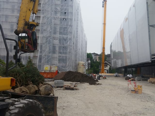 Baumaschinen auf einer Baustelle.
