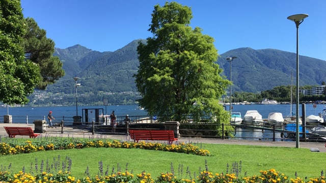 Wolkenloser Himmel über dem Lago Maggiore. Wolkenloser Himmel über dem Lago Maggiore.