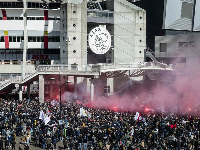 Auch in Amsterdam stand eine Meistersause an. Ajax bodigte Emmen mit 4:0 und krönte isch zum 35. Mal zum niederländischen Champion.