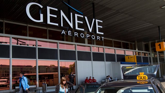 Eingang am Flughafen Genf mit Logo. Eingang am Flughafen Genf mit Logo.