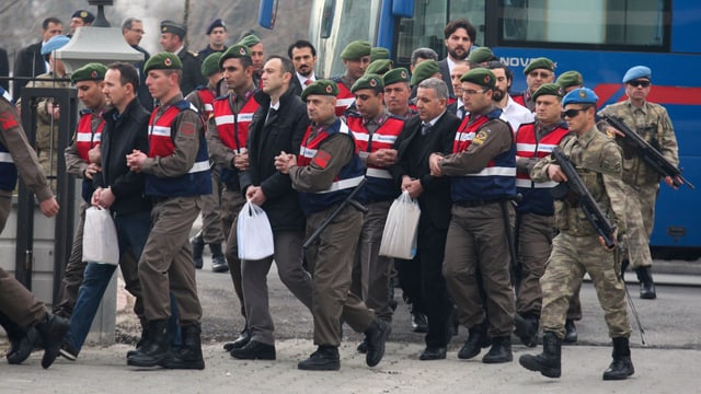 Soldaten bringen die Angeklagten zum Gerichtssaal. Soldaten bringen die Angeklagten zum Gerichtssaal.