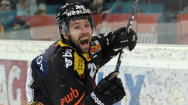 SCB-Stürmer Martin Plüss freut sich über seinen Treffer zum 1:0. SCB-Stürmer Martin Plüss freut sich über seinen Treffer zum 1:0.