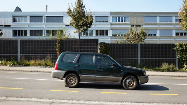 Auto vor Lärmschutzwand. Auto vor Lärmschutzwand.