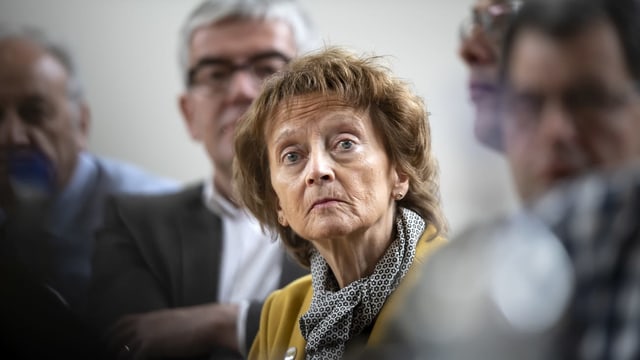Eveline Widmer-Schlumpf hört zu Eveline Widmer-Schlumpf hört zu