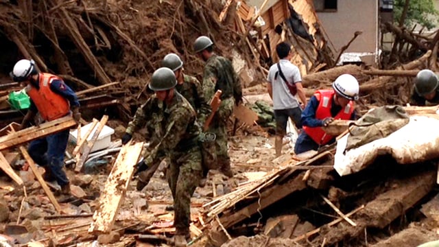 Soldaten und Helfer suchen nach Überlebenden in Hiroshima. Soldaten und Helfer suchen nach Überlebenden in Hiroshima.