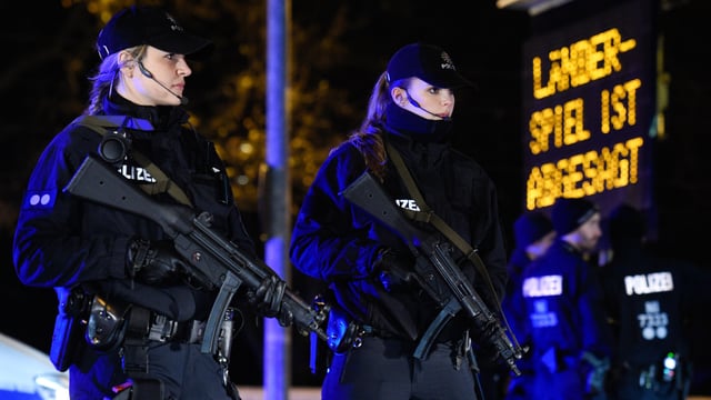 Zwei Polizistinnen Zwei Polizistinnen