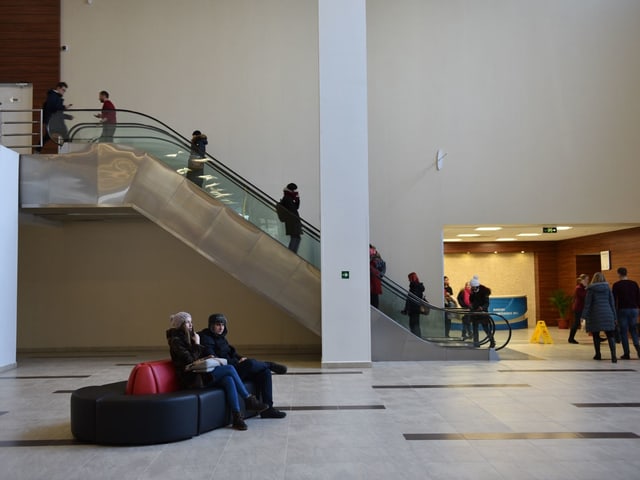 Studenten im Innern des Hauptgebäudes Studenten im Innern des Hauptgebäudes
