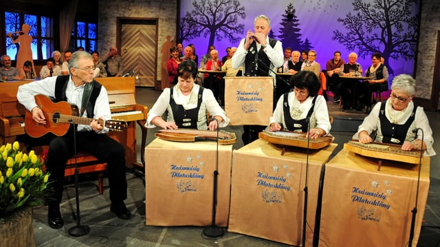 Die Huismuisig Pilatuskläng am Musizieren
