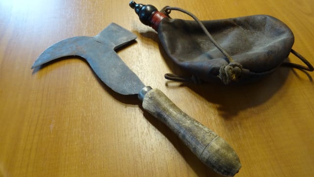 Regudientschas a la patria: Farcla cun sigir e buttiglia da baiver or da tgirom chaura (pli che 100 onns veglia) dal bab da Carmen Maissen. Regudientschas a la patria: Farcla cun sigir e buttiglia da baiver or da tgirom chaura (pli che 100 onns veglia) dal bab da Carmen Maissen.