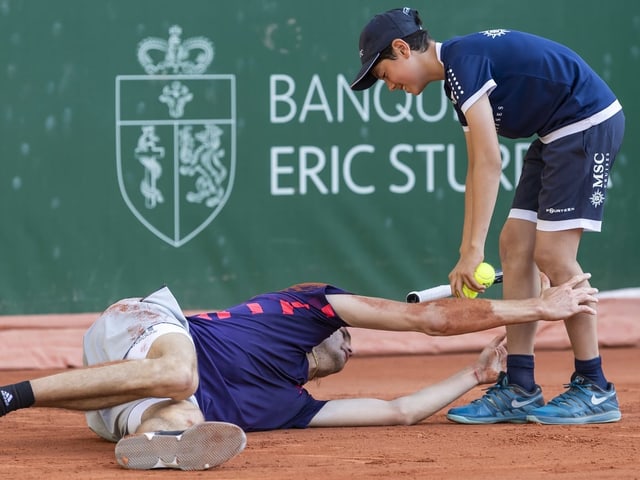 Alexander Zverev sucht nach einem langen Ballwechsel beim Balljunge Hilfe. Alexander Zverev sucht nach einem langen Ballwechsel beim Balljunge Hilfe.
