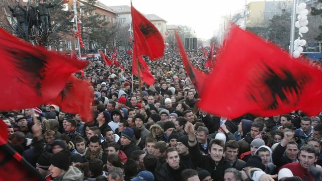 Protestierende mit Kosovo-Flagge Protestierende mit Kosovo-Flagge