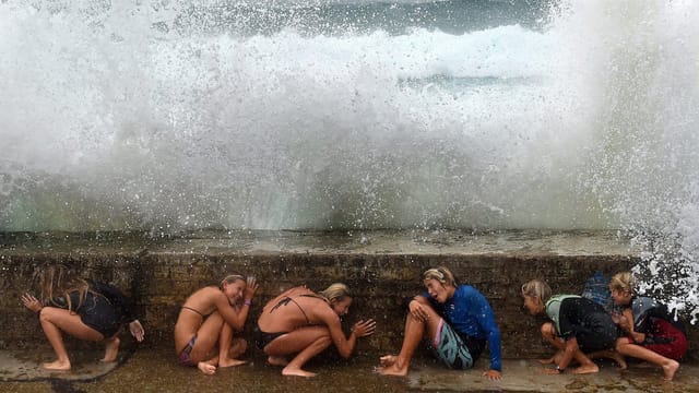 Kinder spielen mit den Meeresfluten, ausgelöst durch den Sturm «Marcia». Kinder spielen mit den Meeresfluten, ausgelöst durch den Sturm «Marcia».