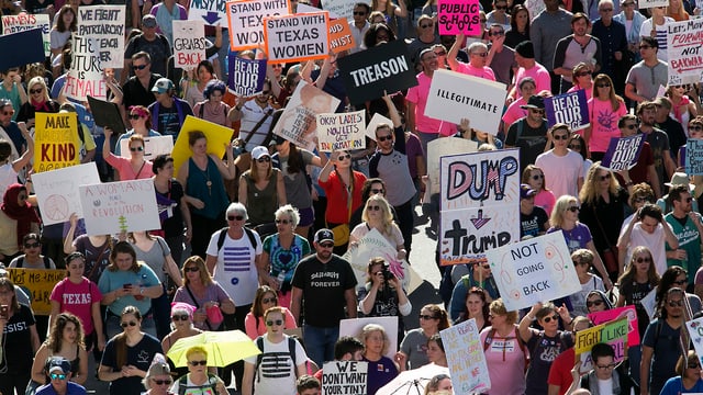 Dapi che Donald Trump è president dals stadis Unids ha quai dà numerus protests tranter auter da dunnas cunter sexissem, per egualitad. Dapi che Donald Trump è president dals stadis Unids ha quai dà numerus protests tranter auter da dunnas cunter sexissem, per egualitad.