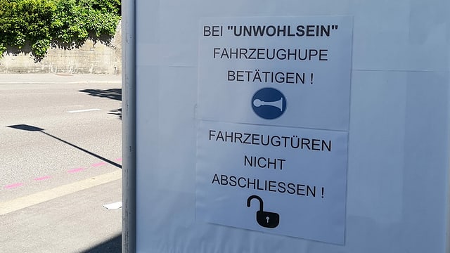 Plakat mit Hinweis, bei Unwohlsein zu hupen. Plakat mit Hinweis, bei Unwohlsein zu hupen.