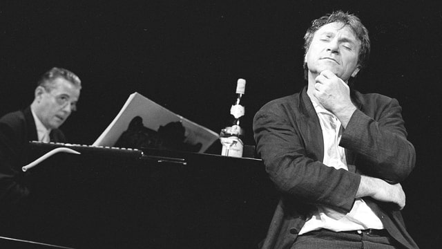 Im Vordergrund sitzt Wolfram Berger in nachdenklicher Pose, dahinter Thomas Rabenschlag am Flügel spielend. Im Vordergrund sitzt Wolfram Berger in nachdenklicher Pose, dahinter Thomas Rabenschlag am Flügel spielend.