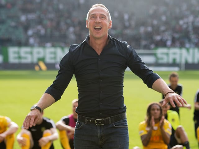 Adi Hütter feiert mit den YB-Fans