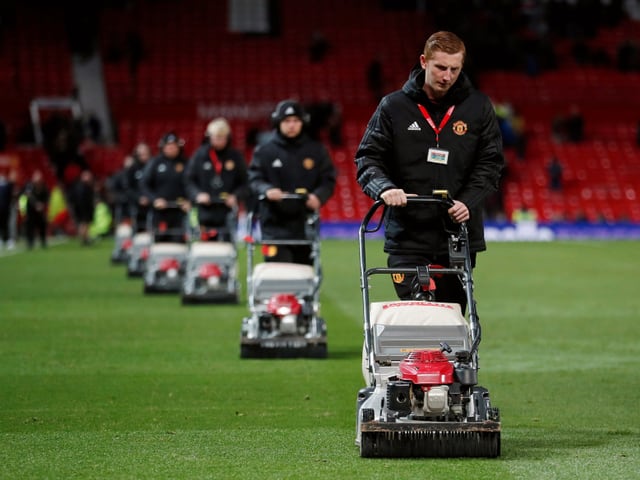 Zahlreiche Rasenmäher brachten das Grün im Old Trafford nach der Partie wieder auf Vordermann.