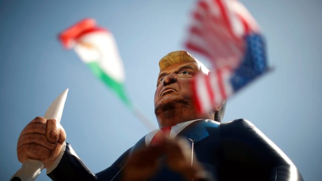 Eine Puppe, die wie Trump aussieht. Eine Puppe, die wie Trump aussieht.