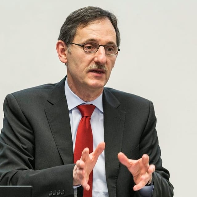 Regierungsrat Mario Fehr, kurze Haare, Brille, Schnauz, in blauem Hemd und roter Krawatte. Regierungsrat Mario Fehr, kurze Haare, Brille, Schnauz, in blauem Hemd und roter Krawatte.