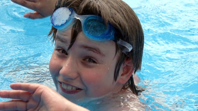 Kind im Schwimmbad Kind im Schwimmbad