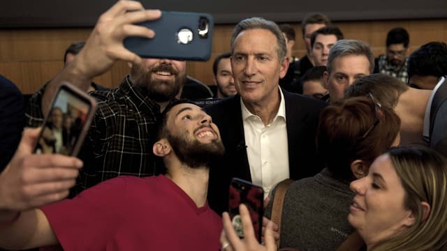 Howard Schultz macht Selfies mit Anhängern. Howard Schultz macht Selfies mit Anhängern.