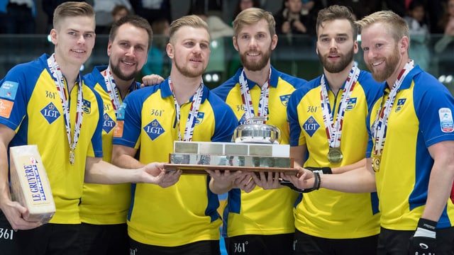 Ils umens da la Svezia cun il skip Niklas Edin (dretg). Ils umens da la Svezia cun il skip Niklas Edin (dretg).