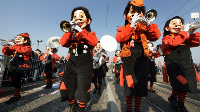 Trompetende Clique an der Basler Fasnacht bei blauem Himmel. Trompetende Clique an der Basler Fasnacht bei blauem Himmel.