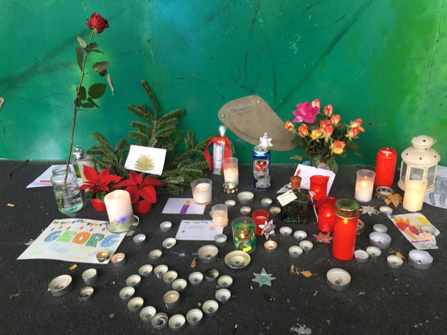 Blumen und Kerzen bei der Dreirosenanlage Blumen und Kerzen bei der Dreirosenanlage