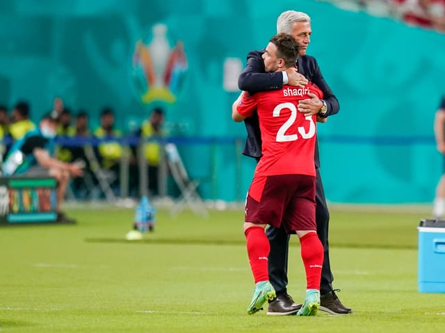 Xherdan Shaqiri wird von Vladimir Petkovic geherzt. Xherdan Shaqiri wird von Vladimir Petkovic geherzt.