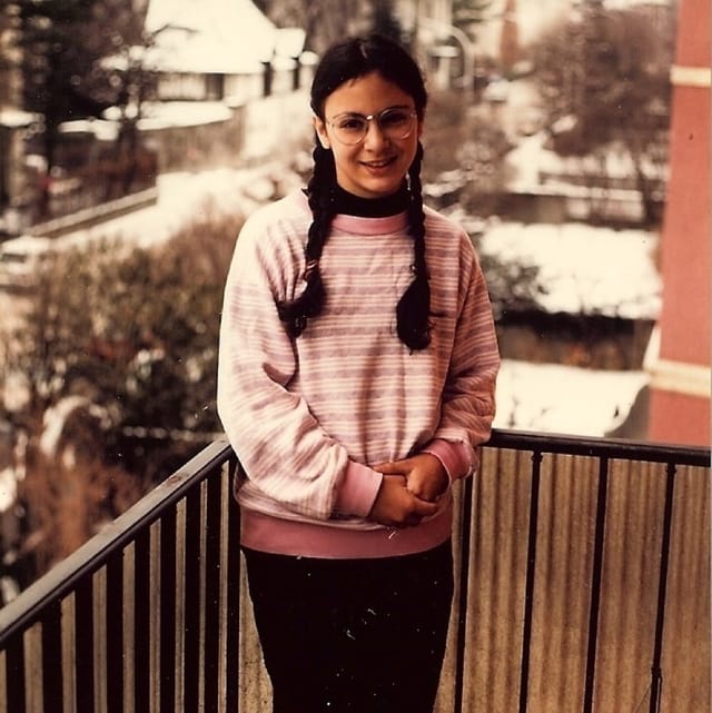 Mädchen steht auf einem Balkon Mädchen steht auf einem Balkon