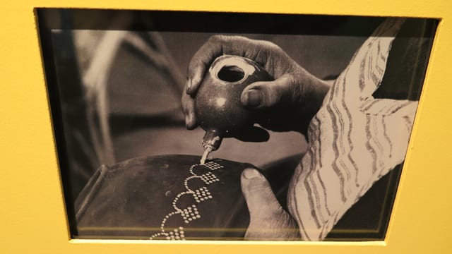 Historisches Foto, das zeigt, wie die Keramik bemalt wurde. Historisches Foto, das zeigt, wie die Keramik bemalt wurde.
