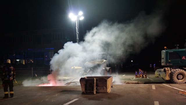 Kabelbrand auf einer Baustelle. Feuerwehrleute sind am Löschen. Kabelbrand auf einer Baustelle. Feuerwehrleute sind am Löschen.
