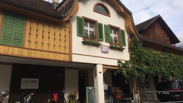 Ein altes Haus mit grünen Fensterläden. Ein altes Haus mit grünen Fensterläden.