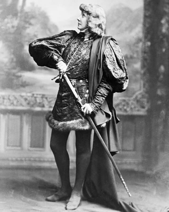 Sarah Bernhardt mit Umhang und Schwert