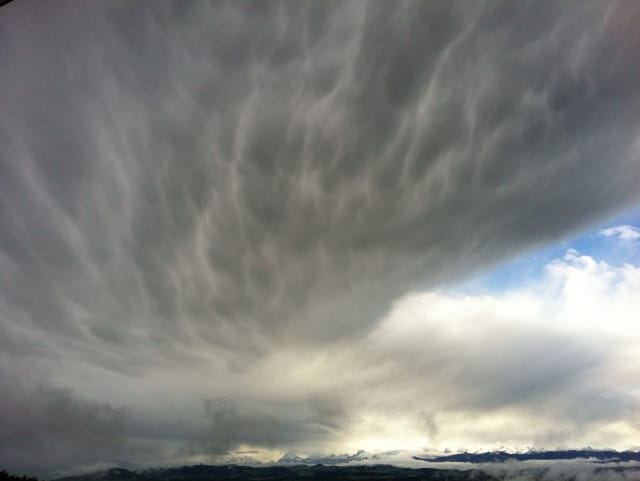 Ein Wolkenband und etwas blauer Himmel.