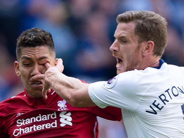 Firmino mit Finger im Auge Firmino mit Finger im Auge