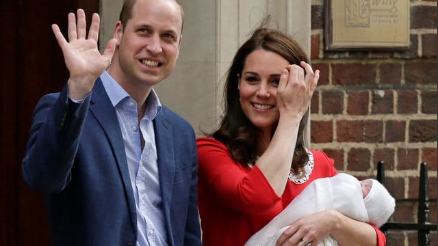 William und Kate vor dem Krankenhaus. Sie hält den Prinzen Louis Arthur Charles im arm. William und Kate vor dem Krankenhaus. Sie hält den Prinzen Louis Arthur Charles im arm.