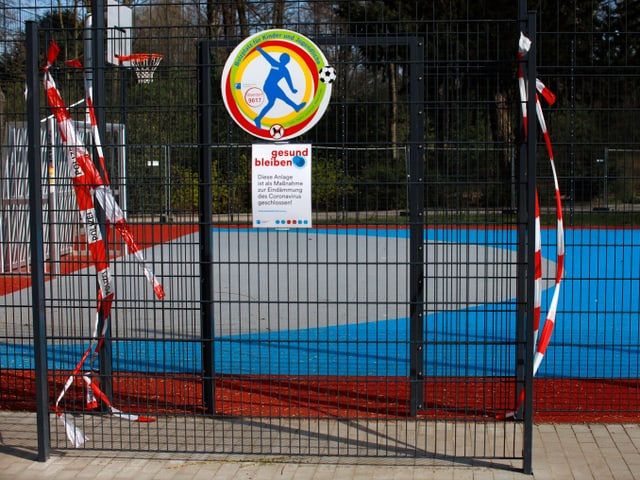 Abgesperrtes Basketballfeld.