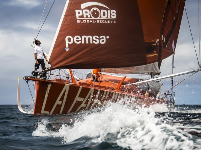 Alan Roura schaut auf sein Boot Alan Roura schaut auf sein Boot