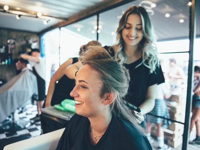 Anna (21) ist happy. Sie kriegt hübsche Locken. Anna (21) ist happy. Sie kriegt hübsche Locken.