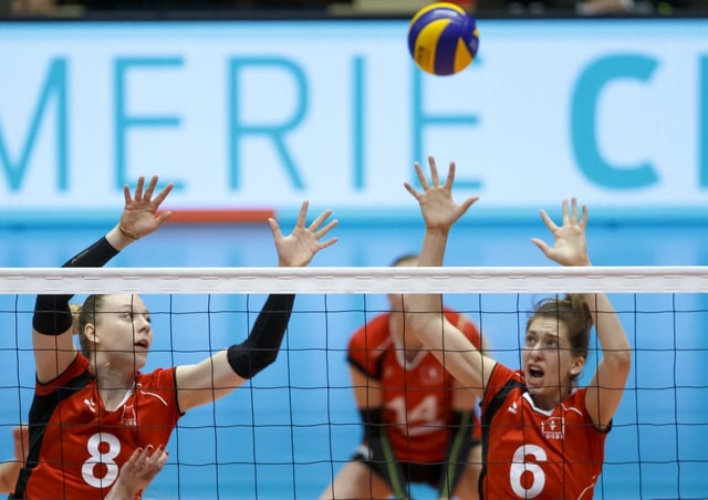 Maja Storck und Madlaina Matter beim Versuch eines Blocks. Maja Storck und Madlaina Matter beim Versuch eines Blocks.