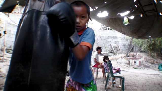 Video «Stam und Pet – Thailands jüngste Kickboxerinnen» abspielen Video «Stam und Pet – Thailands jüngste Kickboxerinnen» abspielen