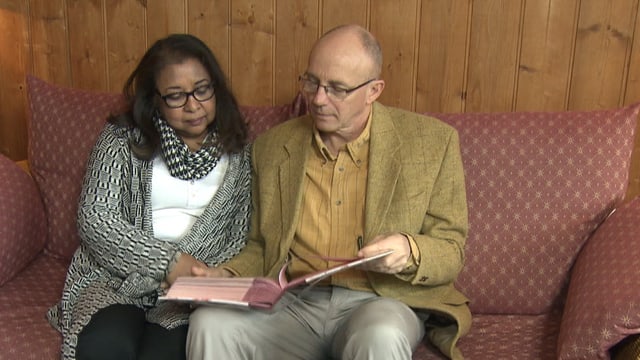 Evelyne und Antoine Schluchter mit Fotoalbum Evelyne und Antoine Schluchter mit Fotoalbum