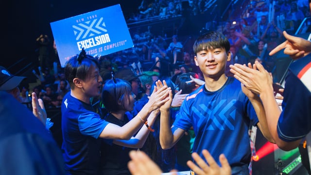 Dong-Gyu Kim vom Team New York Excelsior läuft in die Blizzard Arena in Los Angeles ein. Dong-Gyu Kim vom Team New York Excelsior läuft in die Blizzard Arena in Los Angeles ein.